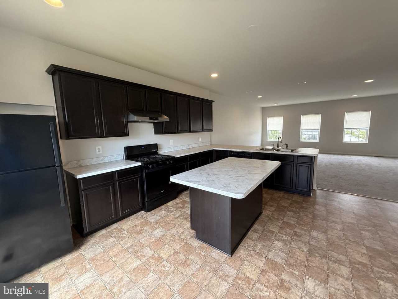 240 Parkland Dr - Photo 4 of 31
