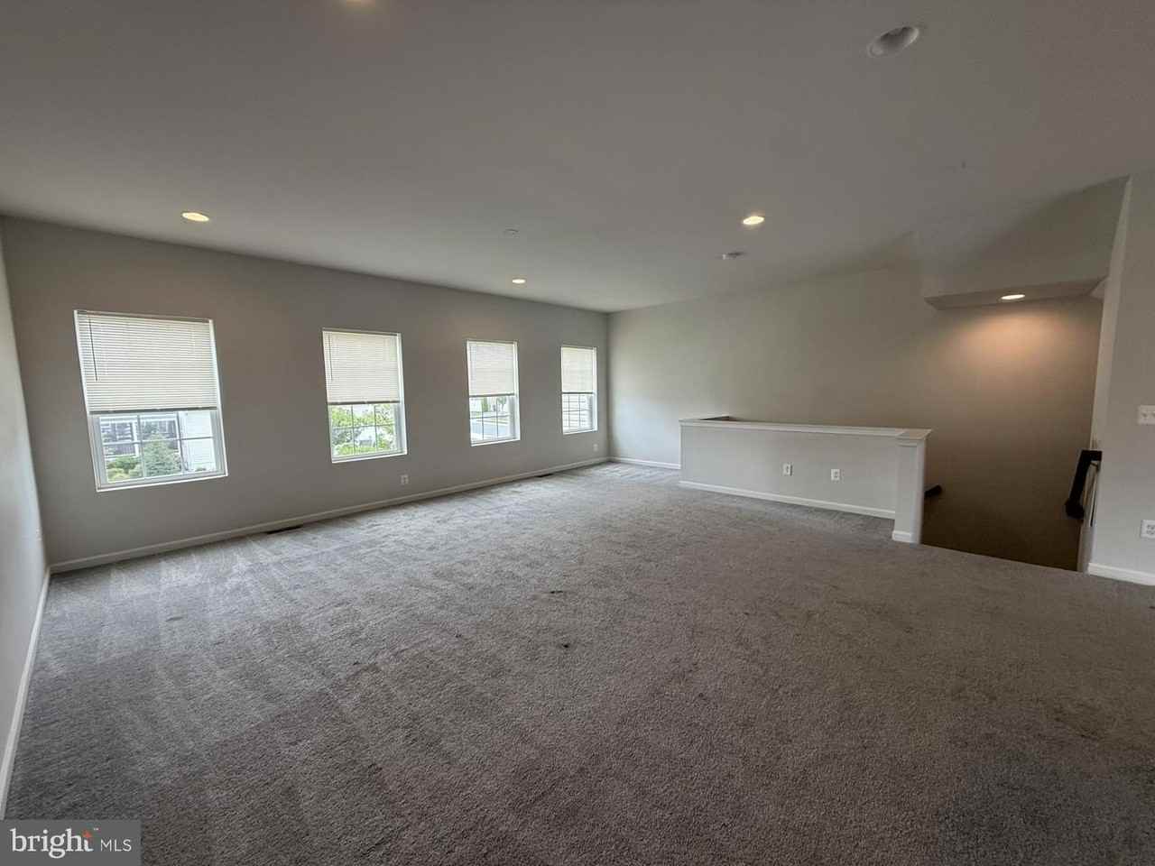 240 Parkland Dr - Photo 5 of 31