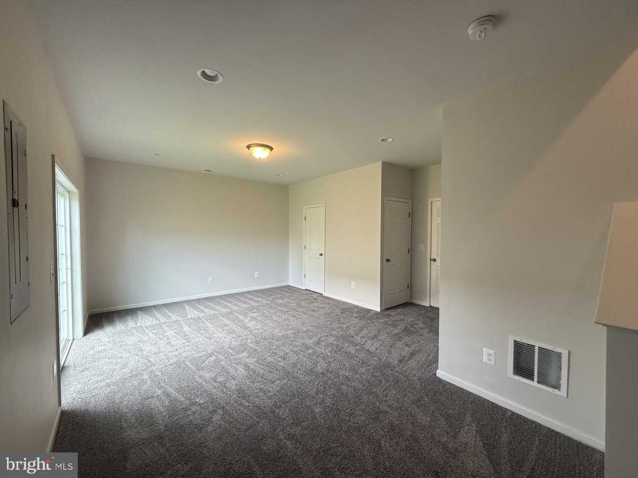 240 Parkland Dr - Photo 7 of 31