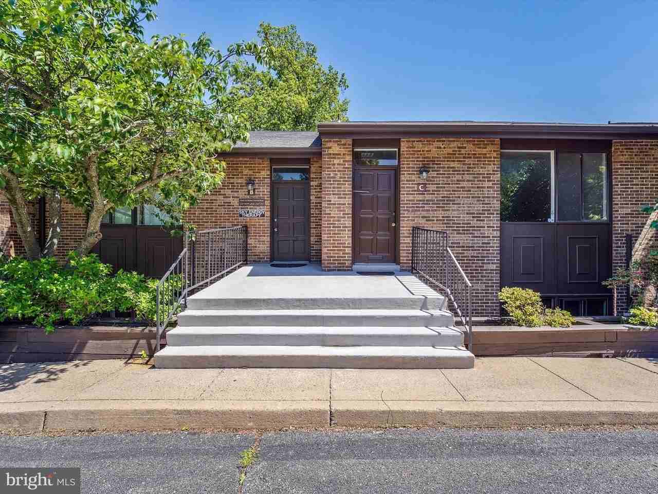 311 Maple Ave W - Photo 3 of 43