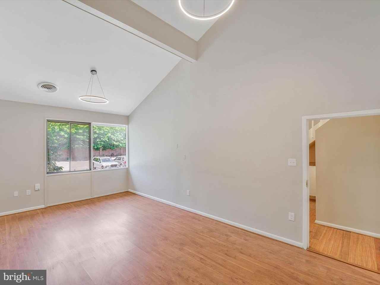 311 Maple Ave W - Photo 4 of 43