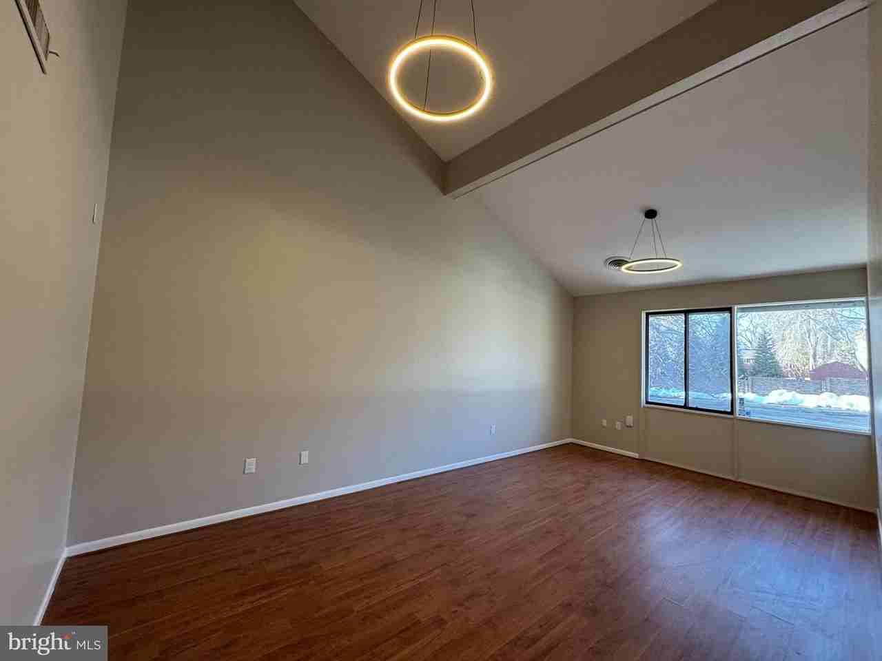 311 Maple Ave W - Photo 5 of 43