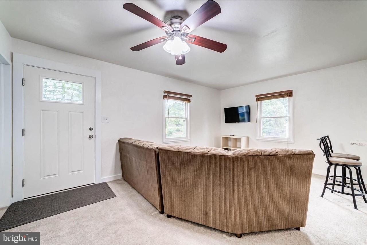 2425 Fort Dr - Photo 2 of 21
