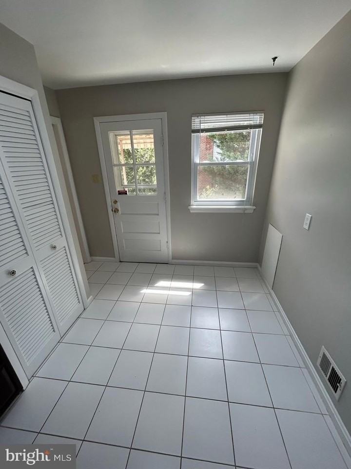 1828 Youngblood St - Photo 4 of 21