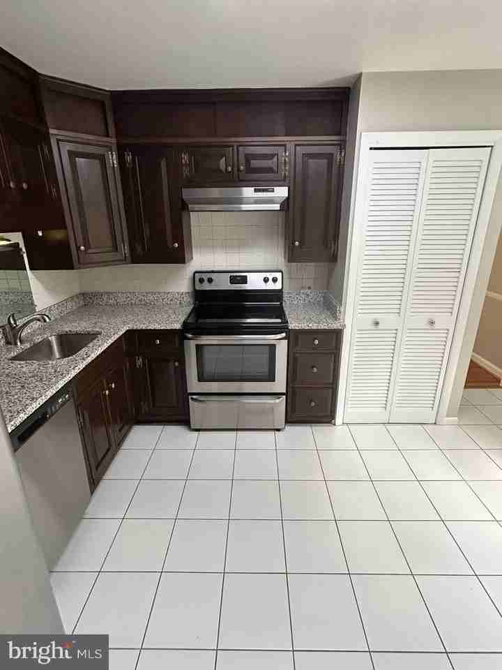 1828 Youngblood St - Photo 6 of 21