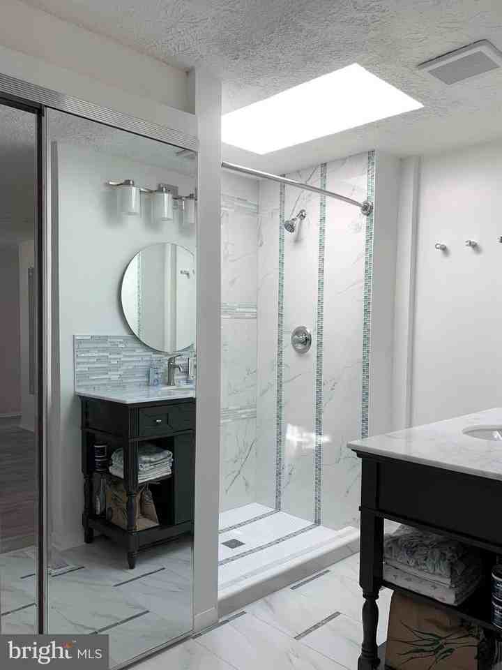 8406 Woodford Ct - Photo 3 of 47
