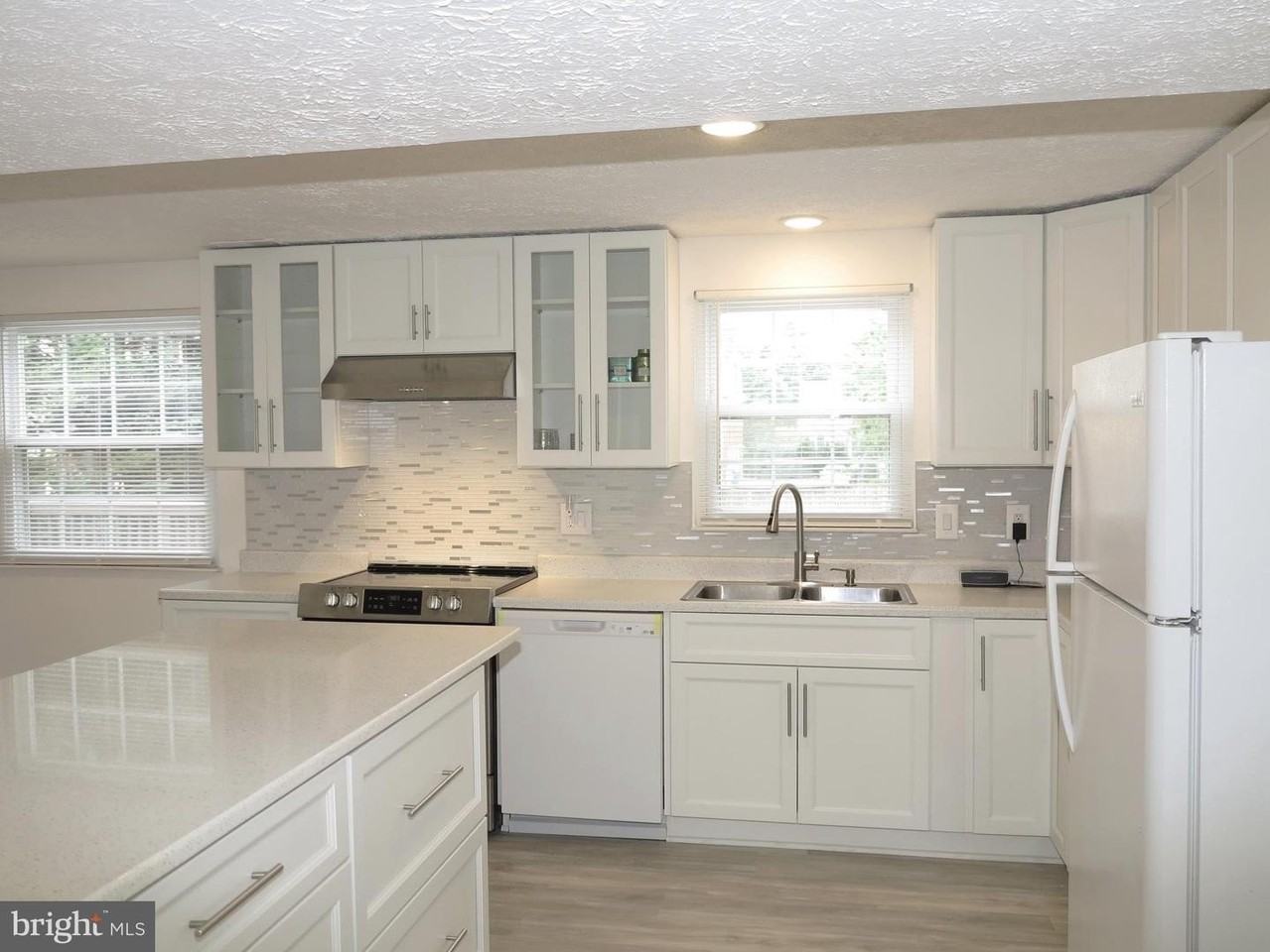 8406 Woodford Ct - Photo 4 of 47