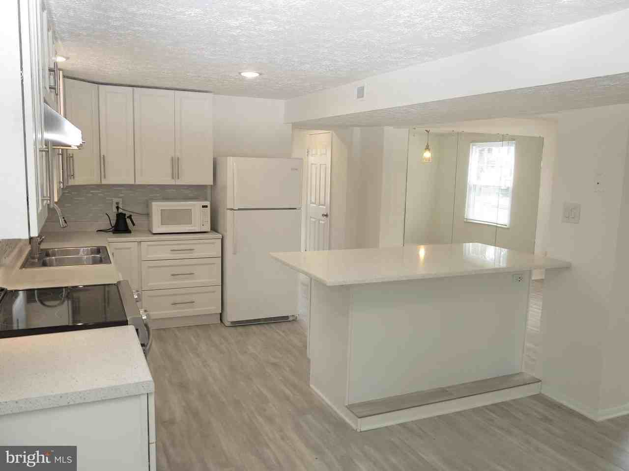8406 Woodford Ct - Photo 5 of 47