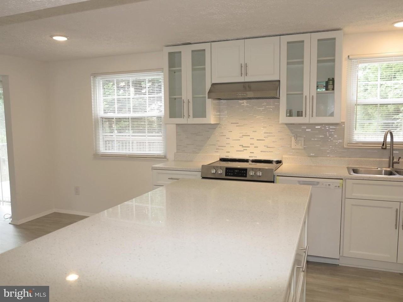 8406 Woodford Ct - Photo 6 of 47