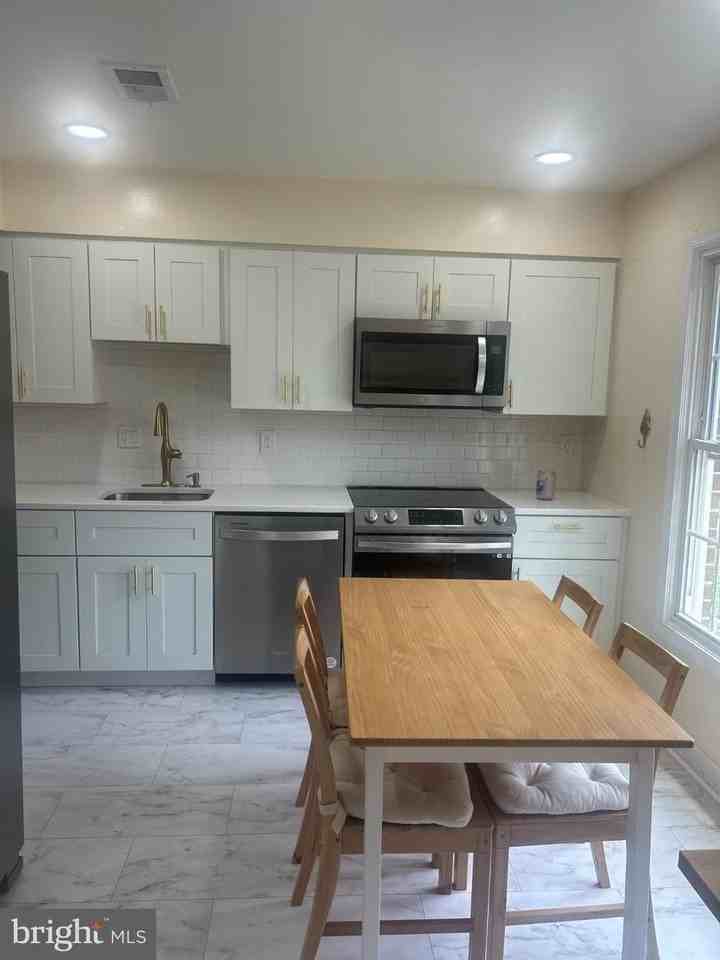 5664 Cabells Mill Ct - Photo 4 of 17