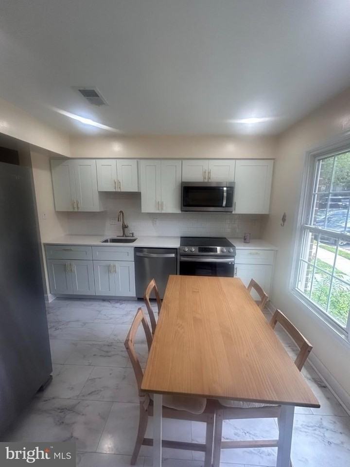 5664 Cabells Mill Ct - Photo 5 of 17