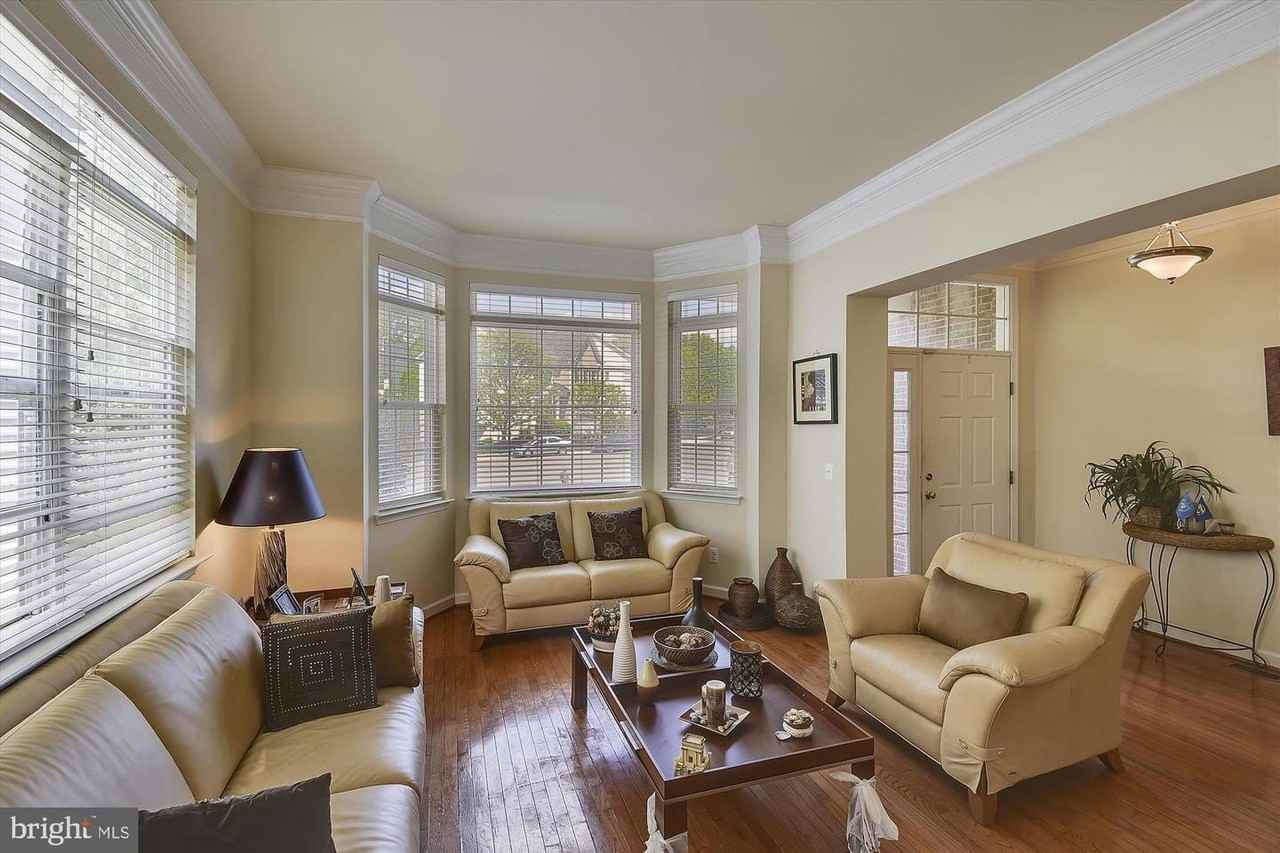 6087 Piney Woods Ct - Photo 4 of 29