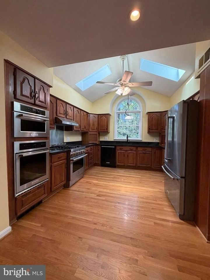 9802 Haviland Ct - Photo 3 of 20