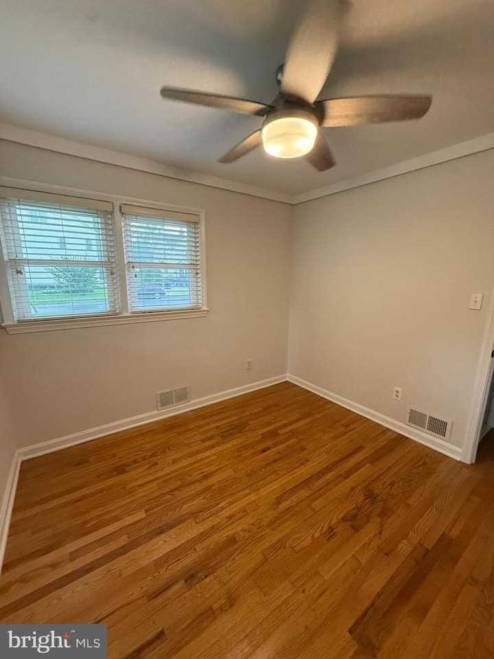 7915 Fairfax Rd - Photo 7 of 19