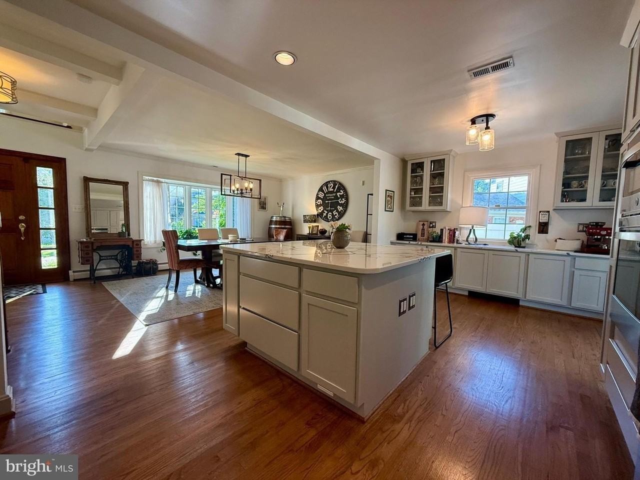 2223 Great Falls St - Photo 5 of 44