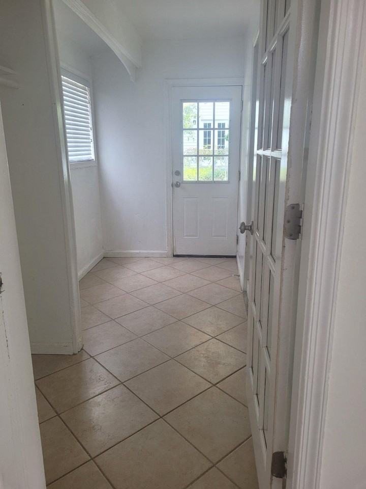 6818 Rolling Rd - Photo 5 of 40