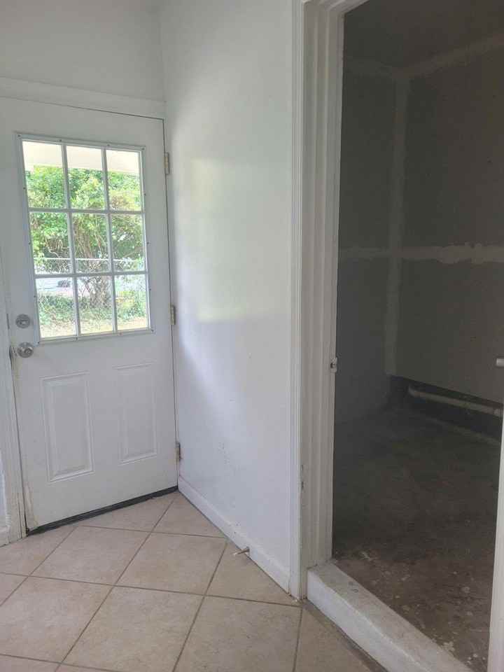6818 Rolling Rd - Photo 6 of 40