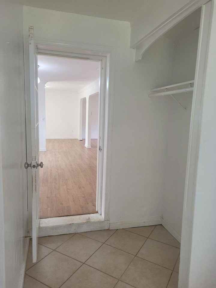 6818 Rolling Rd - Photo 7 of 40