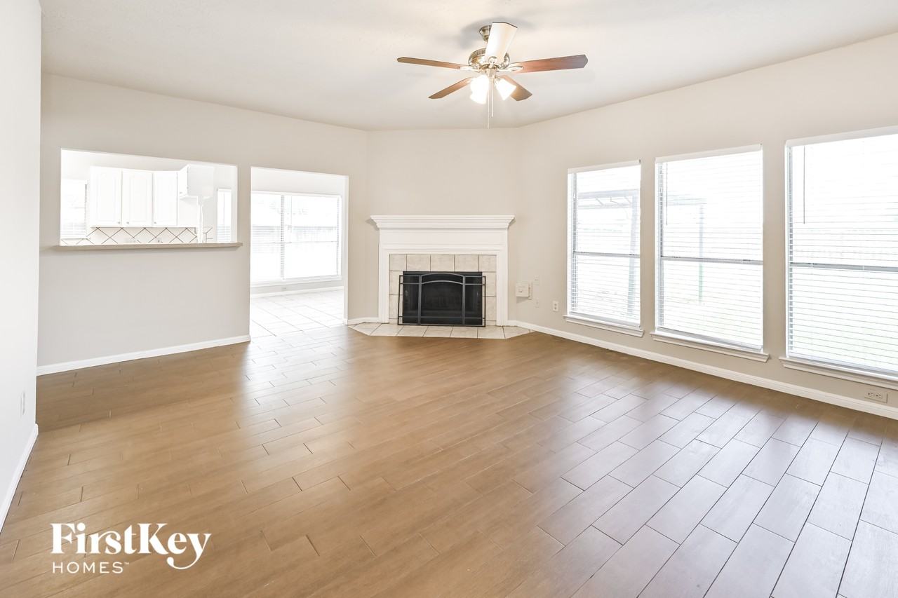 3805 Redbud Dr - Photo 3 of 15