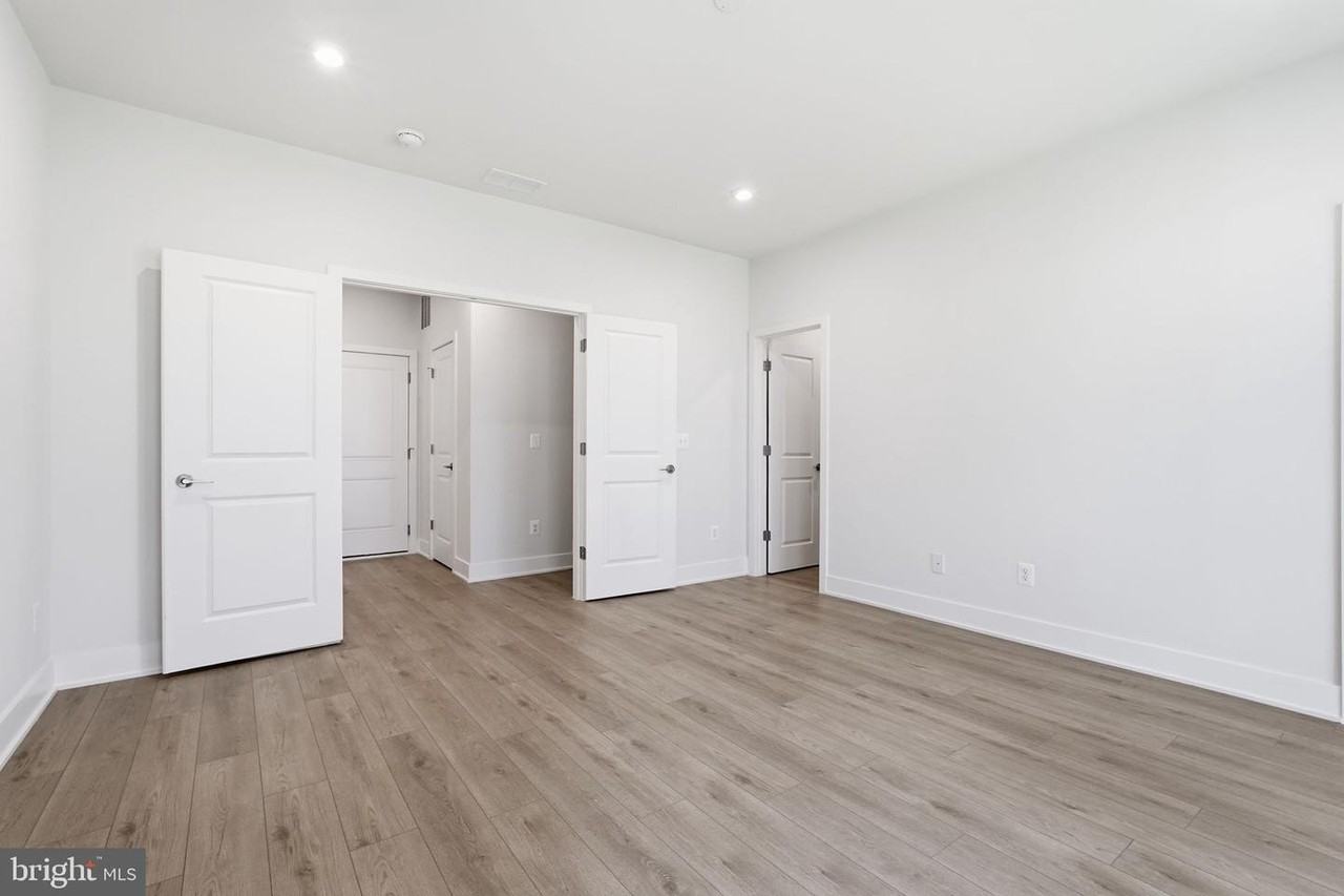 42200 Shining Star Sq - Photo 4 of 23