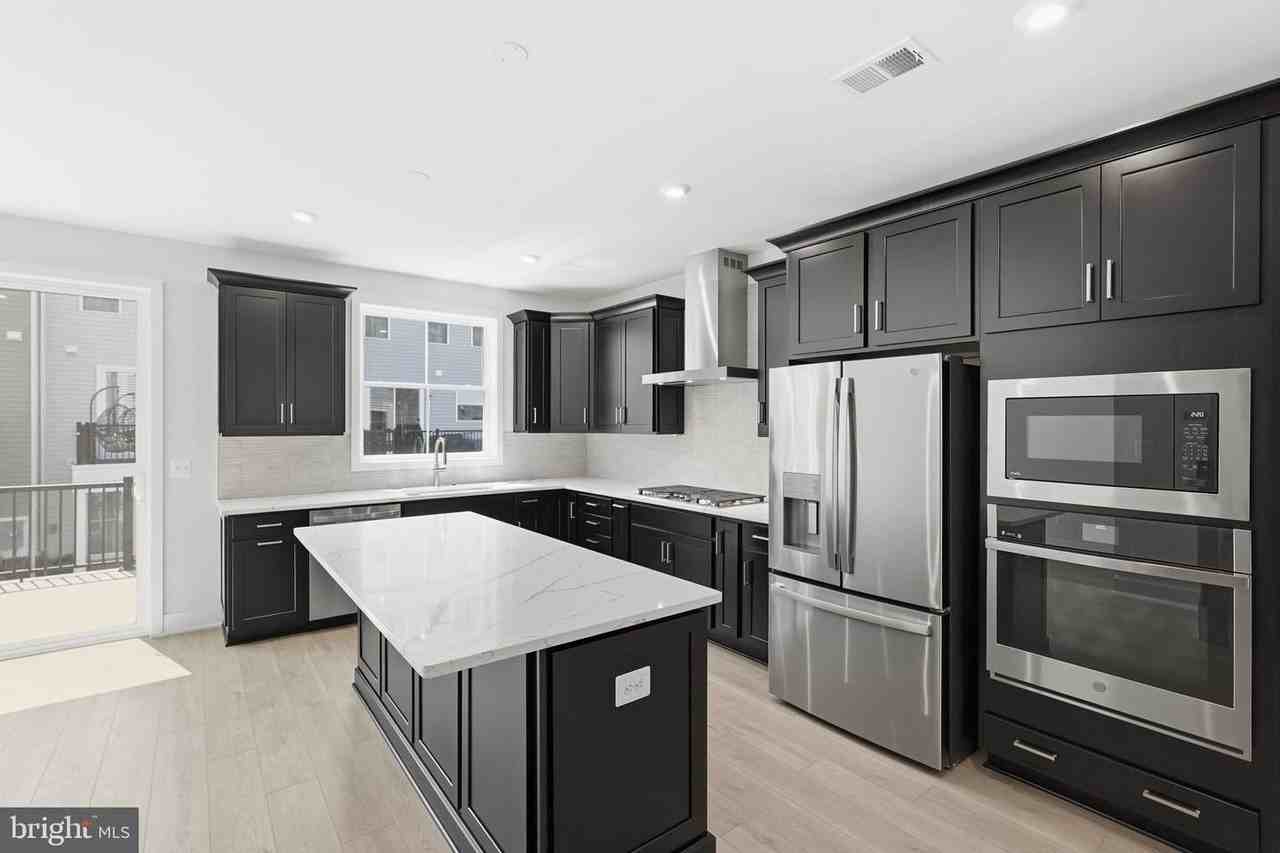 42200 Shining Star Sq - Photo 7 of 23