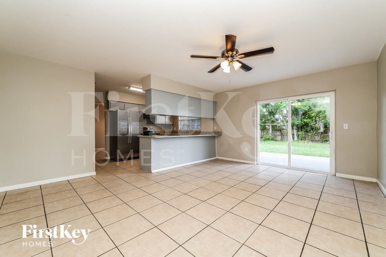 718 Kingswood Loop - Photo 2 of 19