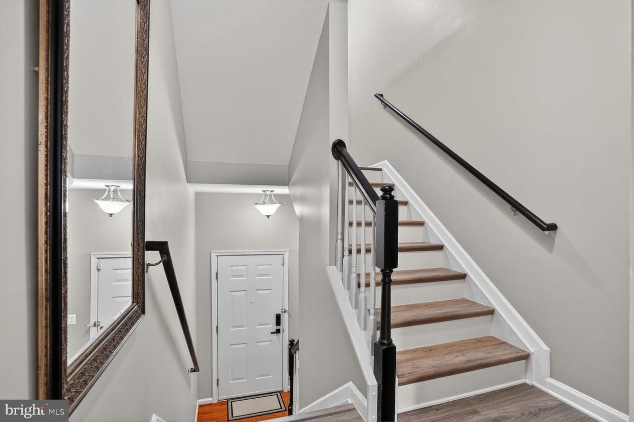2621 Eastbourne Dr - Photo 2 of 33