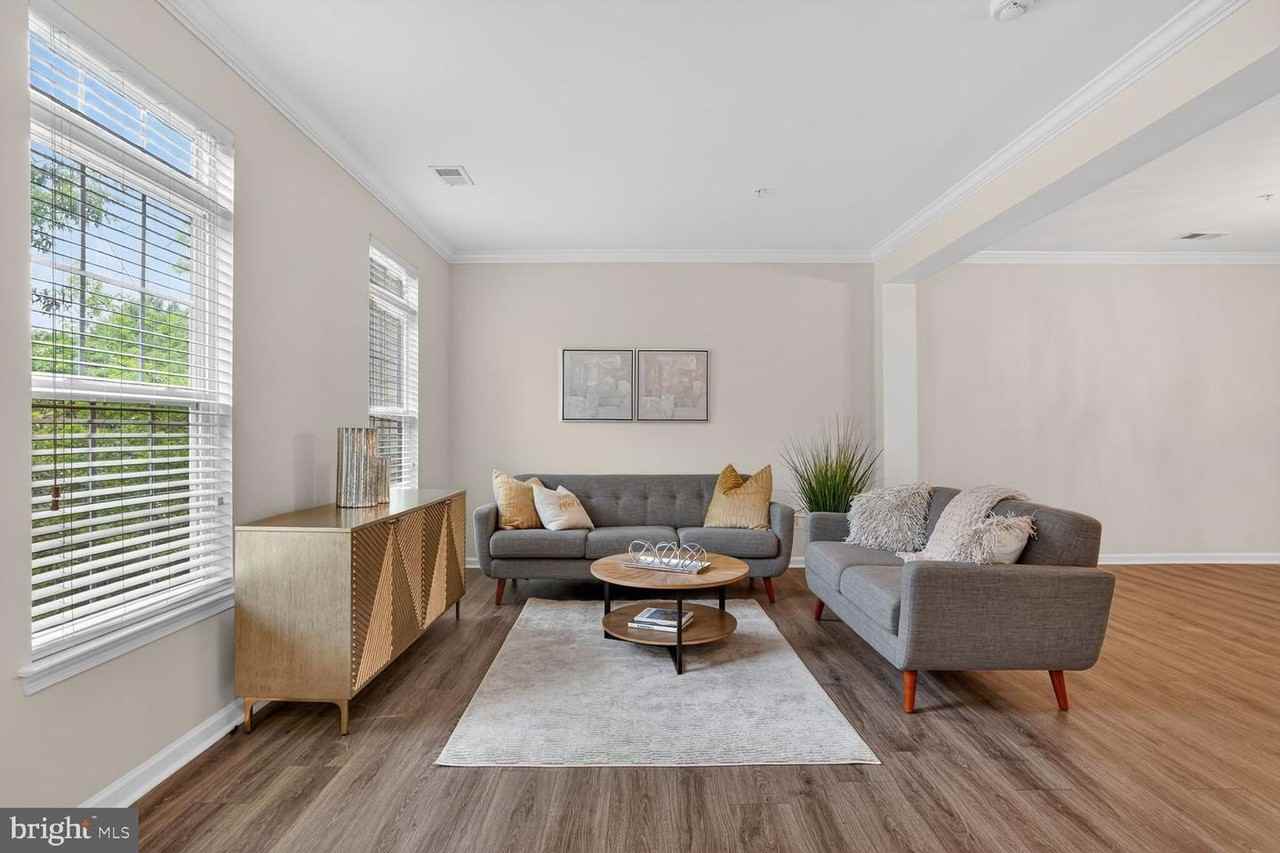 2621 Eastbourne Dr - Photo 4 of 33