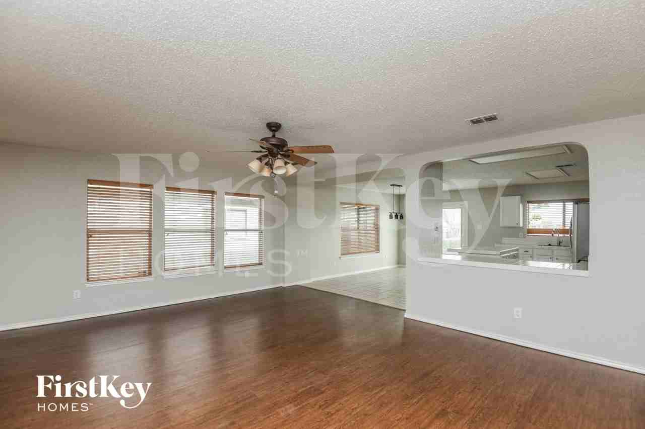 10125 Chapel Hill Ct - Photo 2 of 16