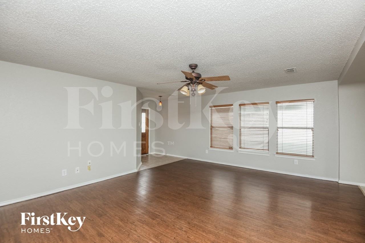 10125 Chapel Hill Ct - Photo 3 of 16