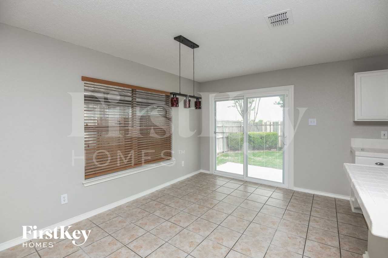 10125 Chapel Hill Ct - Photo 4 of 16