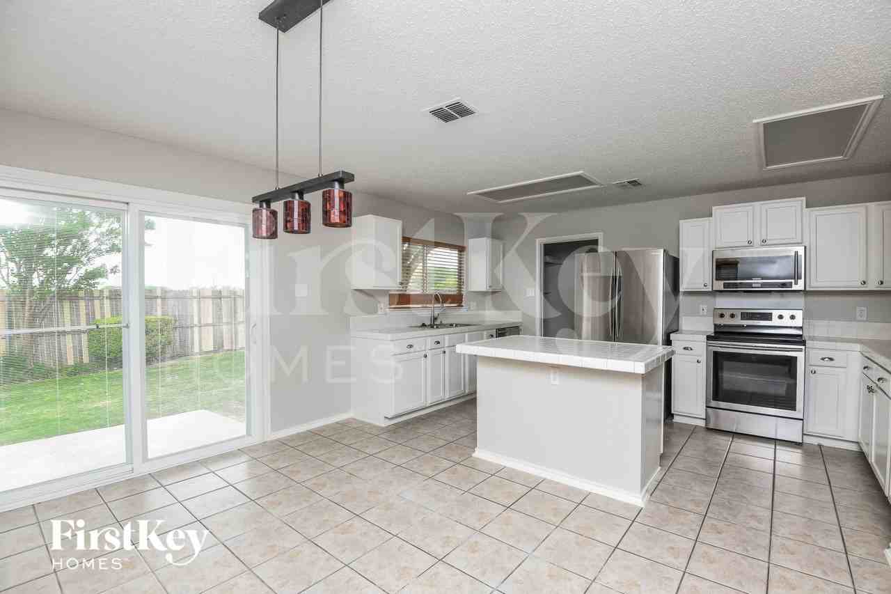 10125 Chapel Hill Ct - Photo 5 of 16