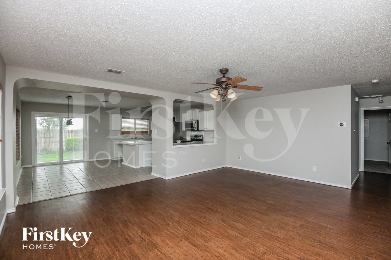 10125 Chapel Hill Ct - Photo 6 of 16
