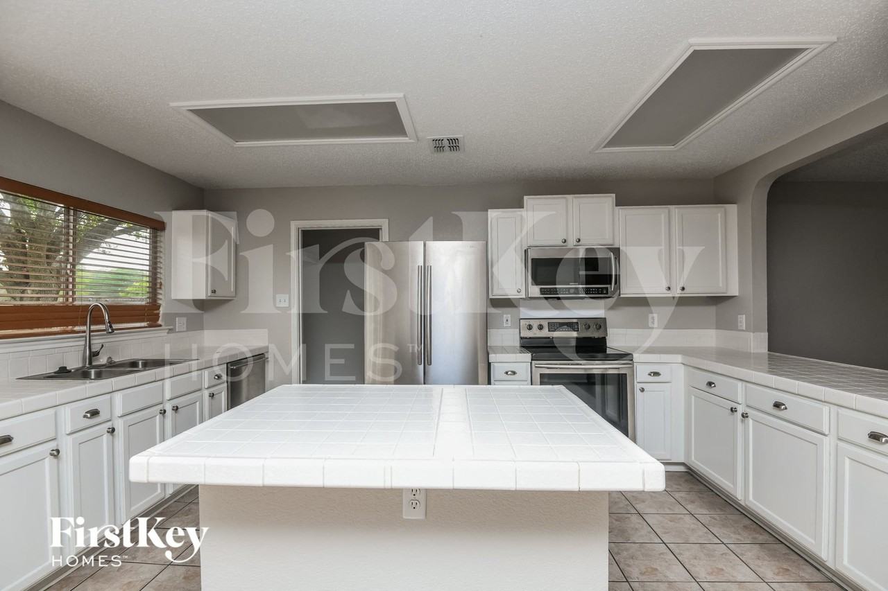 10125 Chapel Hill Ct - Photo 7 of 16