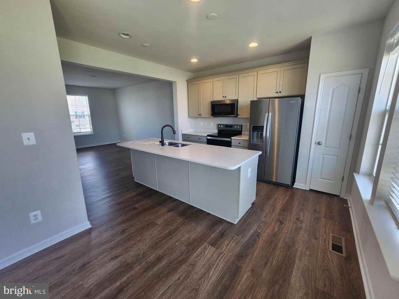 26 Kirby Ct - Photo 3 of 20