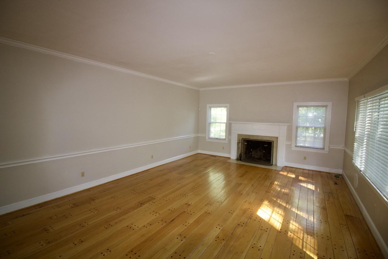 1502 Electric Rd - Photo 4 of 28