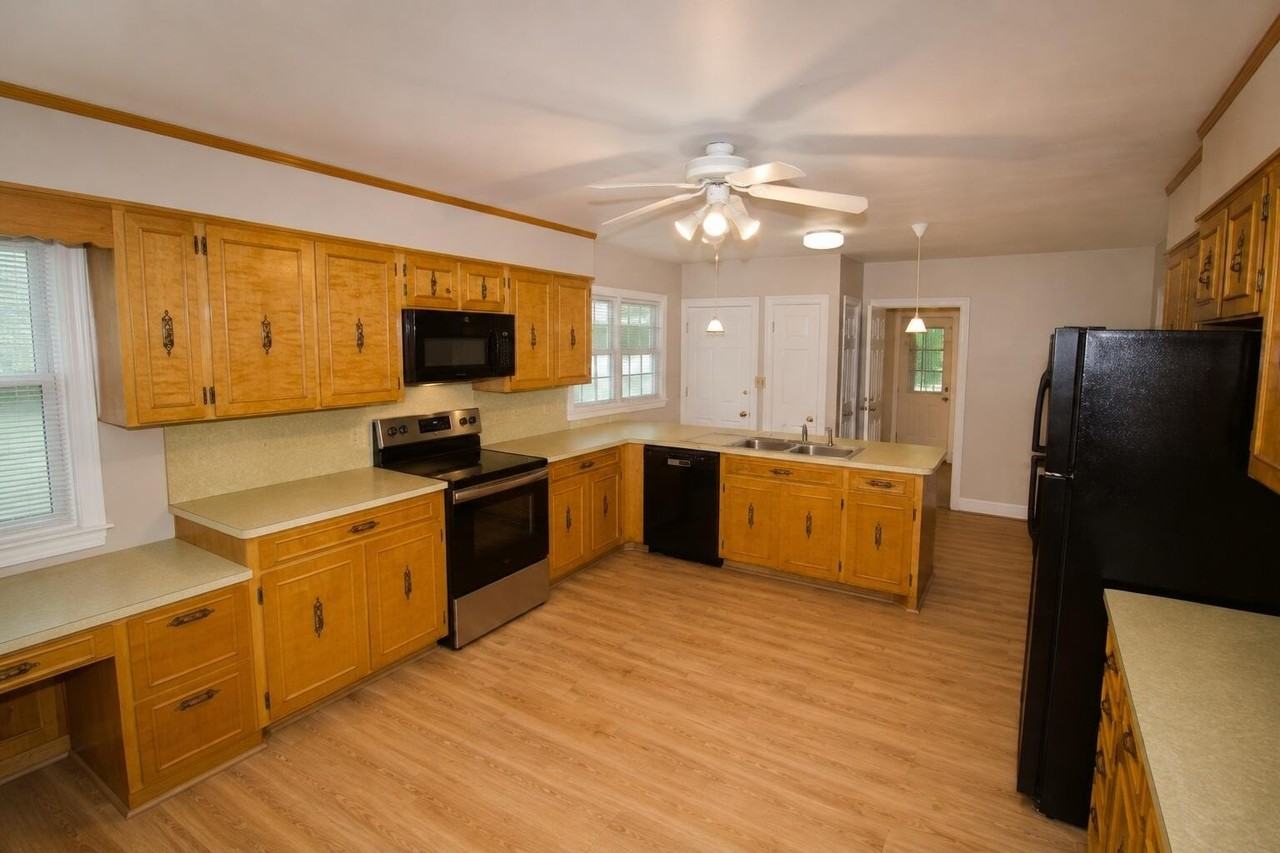 1502 Electric Rd - Photo 7 of 28