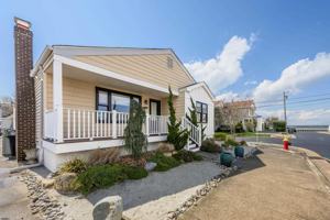 featured image of 228 N 34th Ave