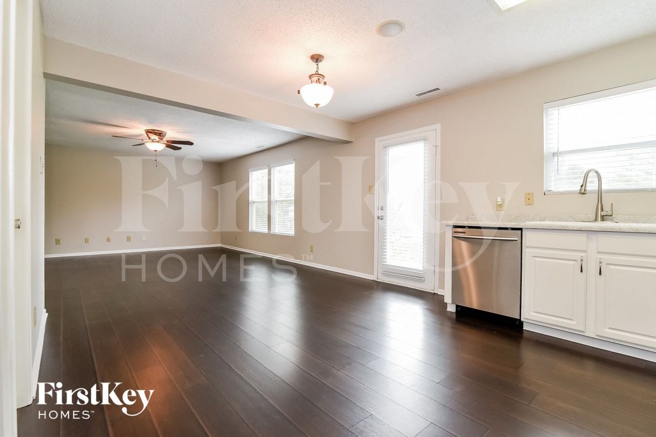 961 Springside Ct - Photo 4 of 15