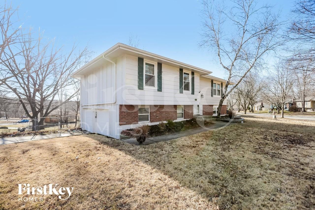 7119 N Shannon Ave - Photo 2 of 15