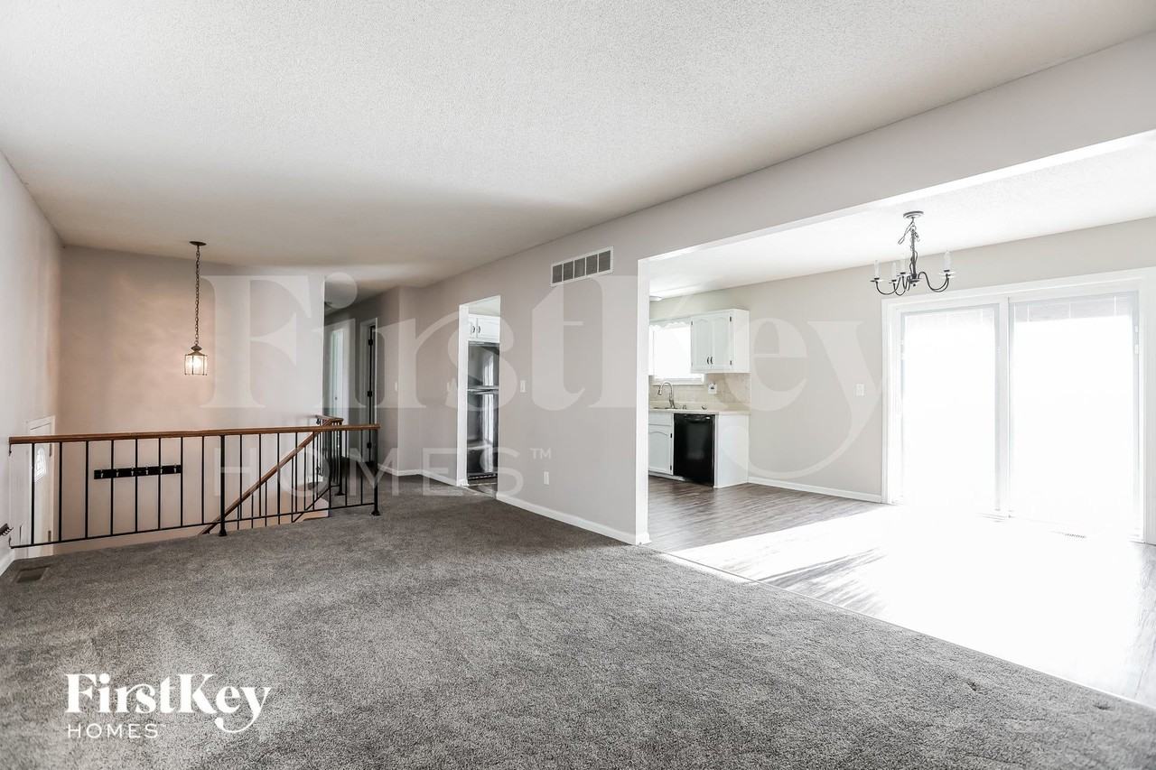 7119 N Shannon Ave - Photo 3 of 15