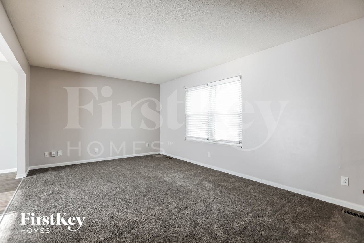 7119 N Shannon Ave - Photo 4 of 15