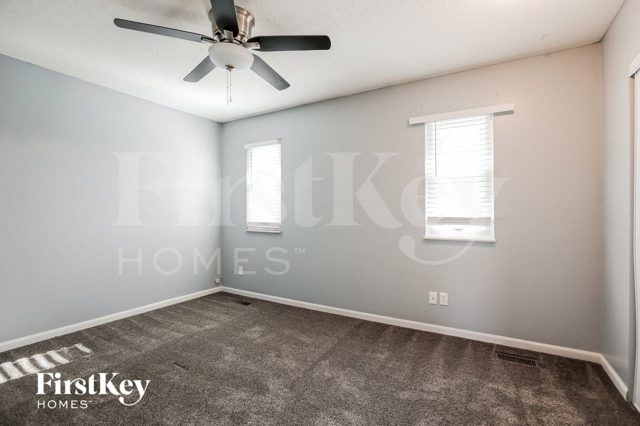 7119 N Shannon Ave - Photo 7 of 15