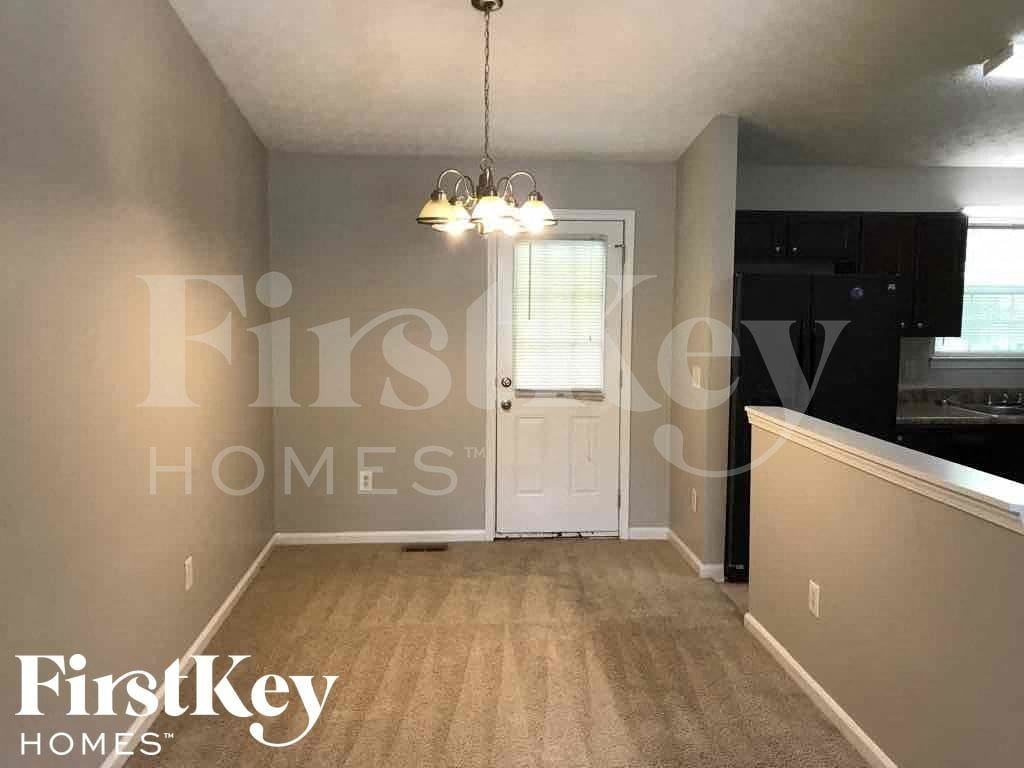 5623 Crystal Hl - Photo 4 of 21