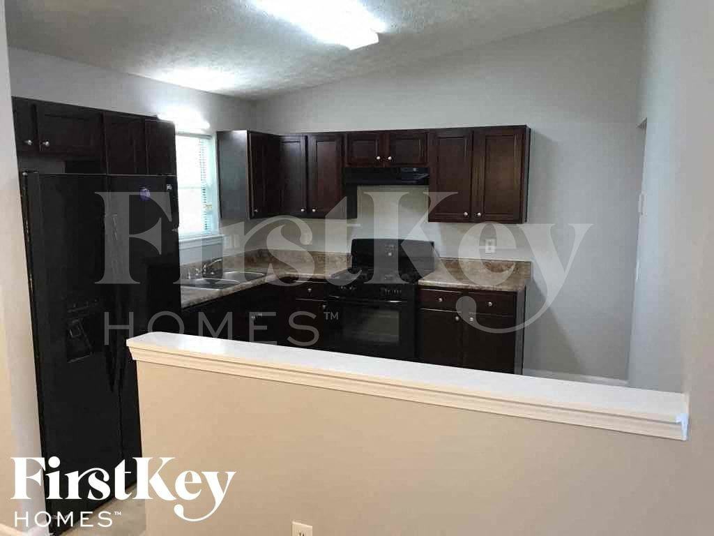 5623 Crystal Hl - Photo 5 of 21