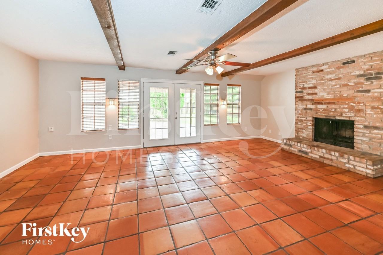 4003 Chapel Square Dr - Photo 2 of 16