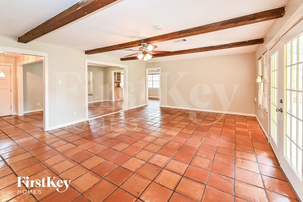 4003 Chapel Square Dr - Photo 3 of 16