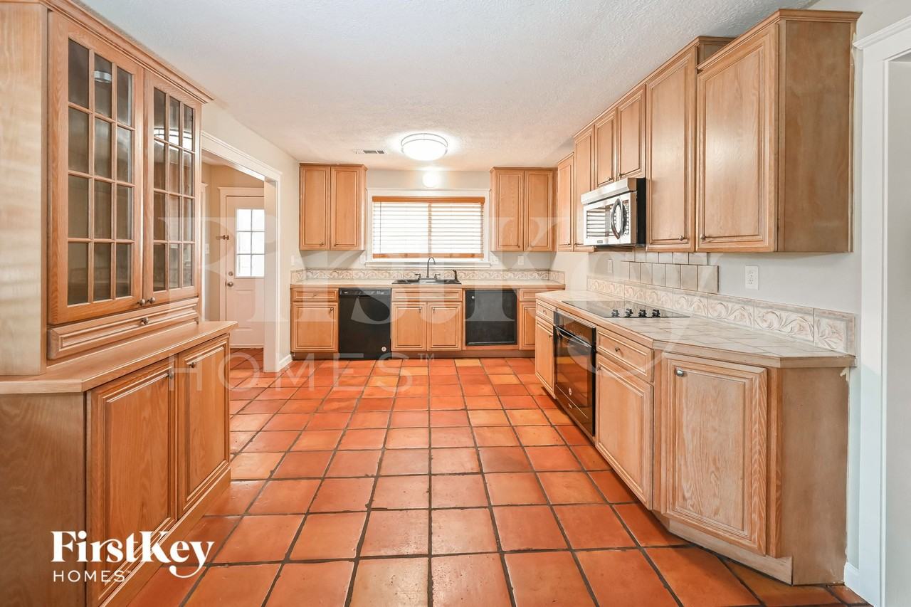 4003 Chapel Square Dr - Photo 5 of 16