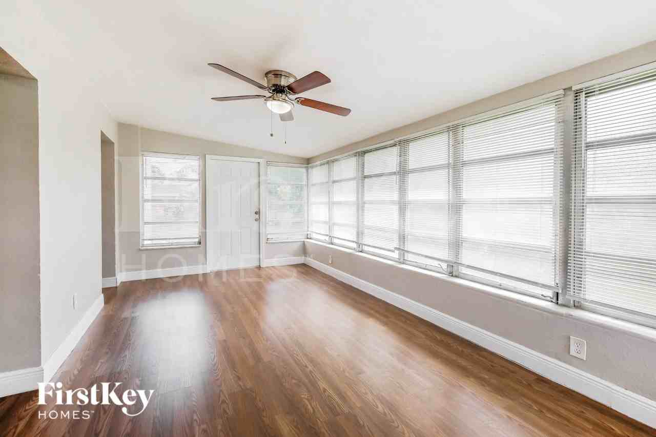1320 Ne 204th St - Photo 5 of 17
