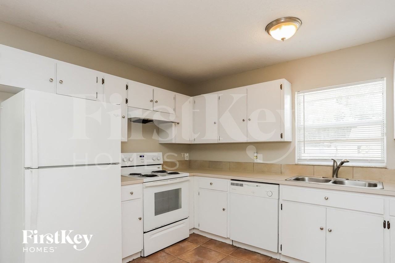 1210 E Palifox St - Photo 4 of 15